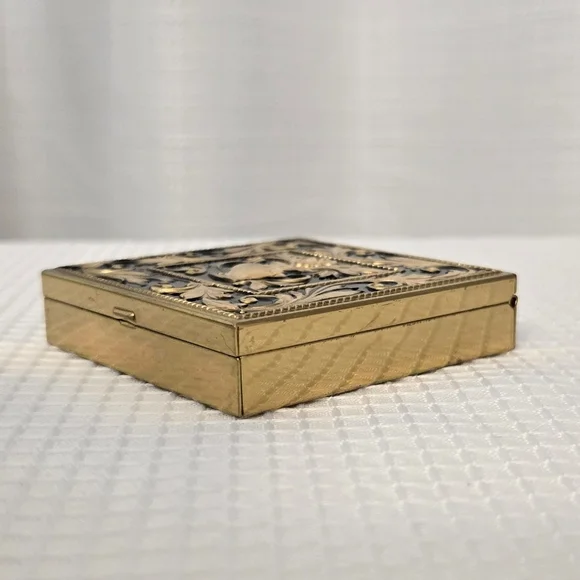 Vtg Ornate Powder Compact Screen Puff Click Close Cosmetic Kitch